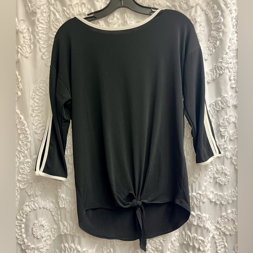 Chico’s black with white stripes top size 0 in great condition